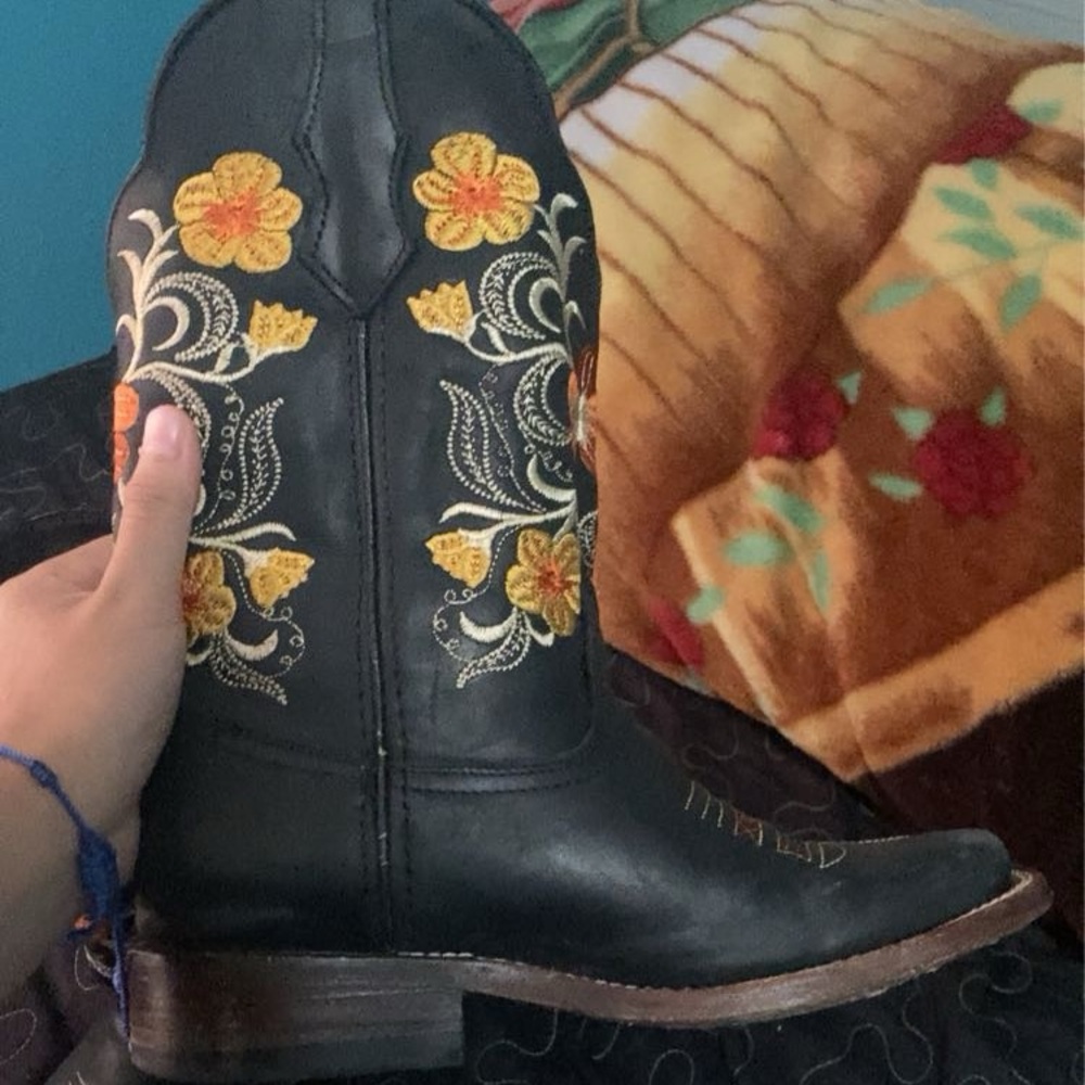 Western boots. Used few times in good condition needs a little clean